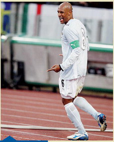 Festeggio il mio gol contro il Genoa nel 2009. Orgoglioso di essere stato qualche volta capitano di un club prestigioso come la Lazio