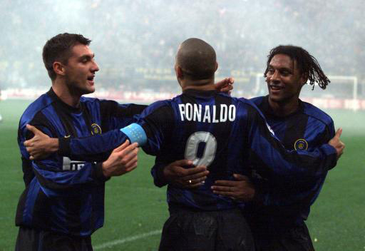 Avec Vieri et Ronaldo. Le brésilien Ronaldo était extraordinaire, on ne faisait pas le même métier, un talent, une technique et une vitesse d'extraterrestre, en plus il était très humble et gentil